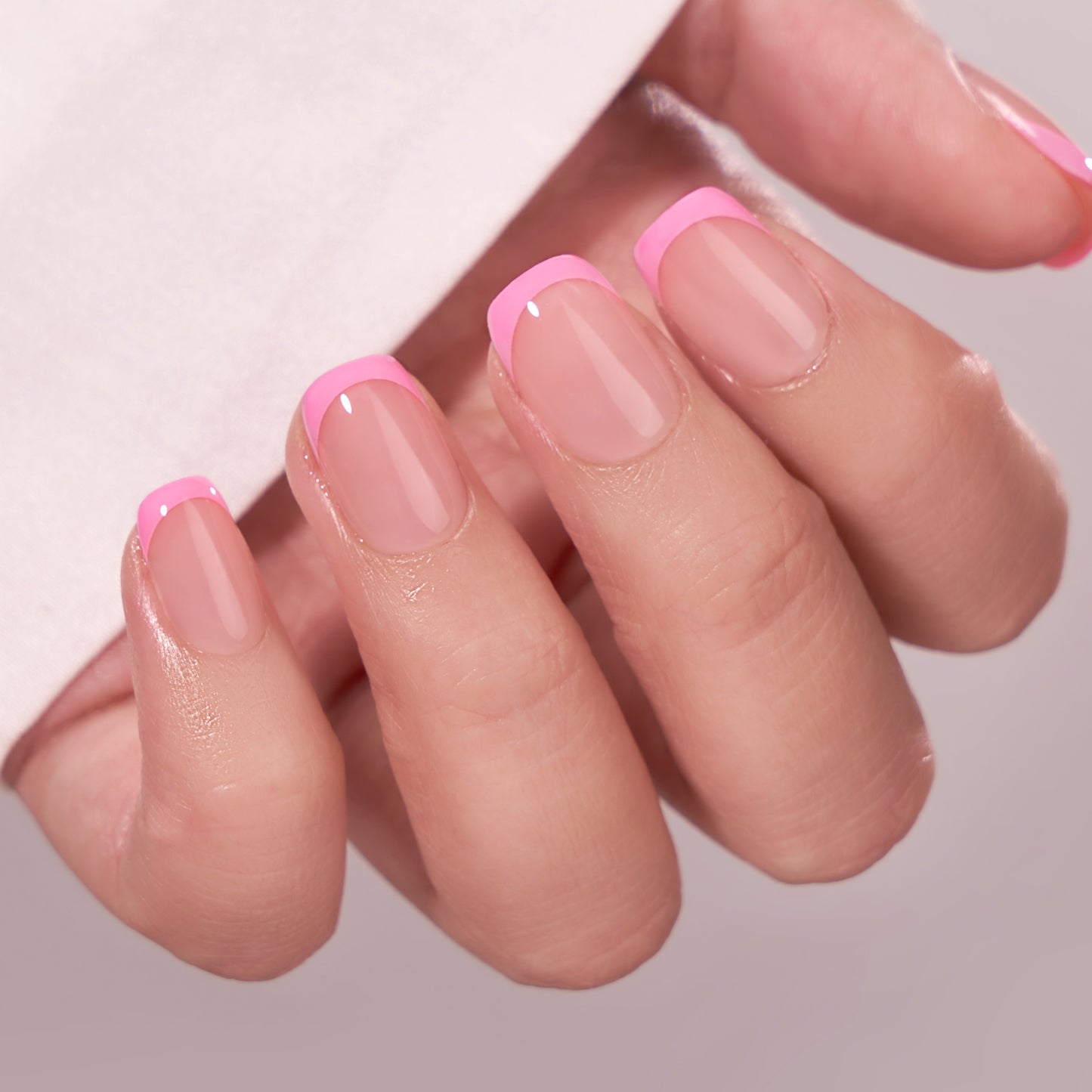 Frische pinkfarbene Nagelspitzen zum Aufdrücken
