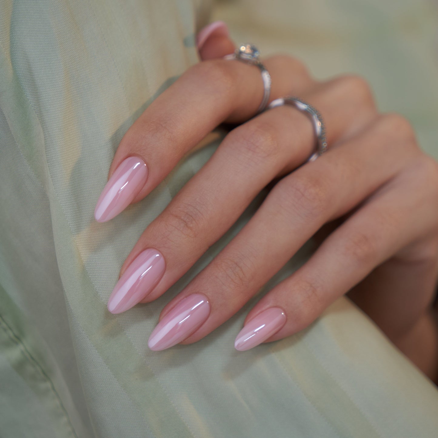 Roze glazed plaknagels met een glanzende afwerking voor een luxe salonwaardige manicure