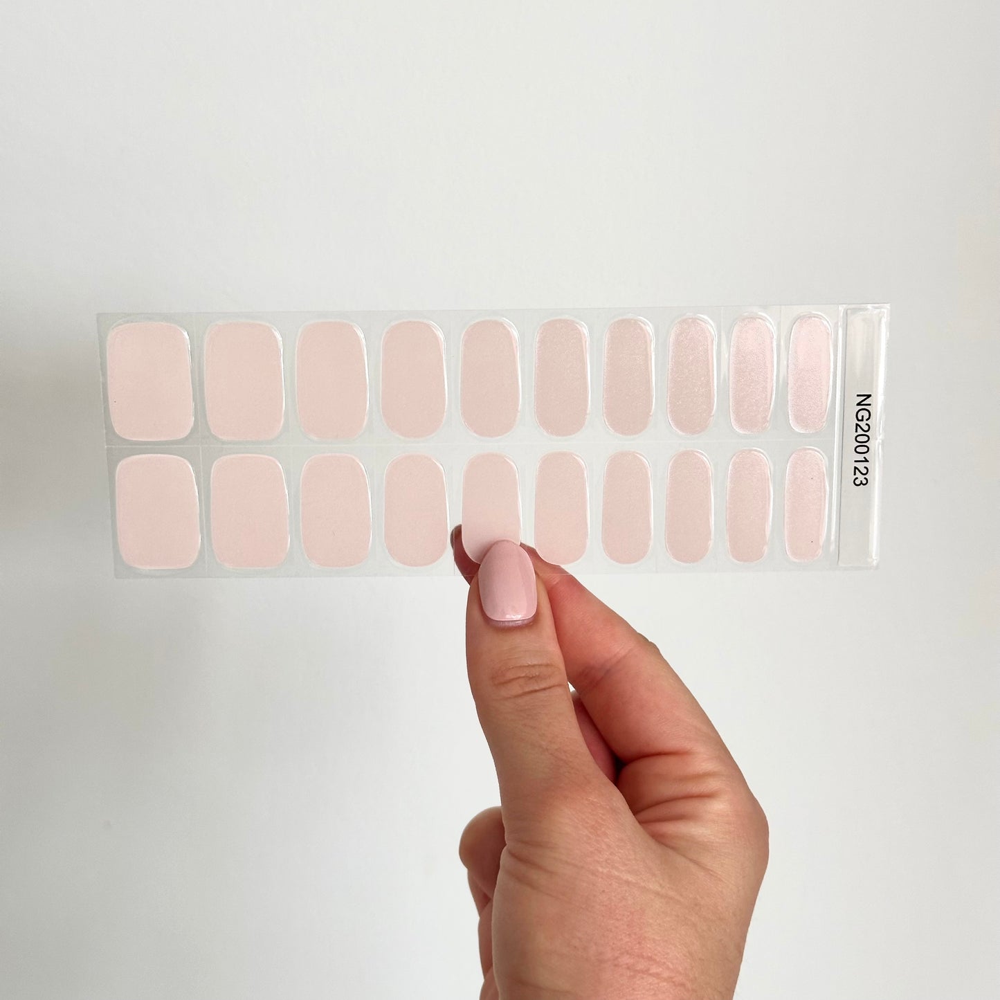 Gellakstickers in semi-transparant wittige nude kleur met glazed finish, geïnspireerd door de Hailey Bieber nageltrend voor een moderne, verfijnde manicure