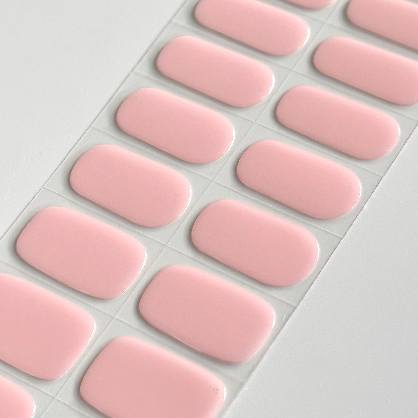 Effen semi-transparante lichtroze/nude kleurige gellakstickers 