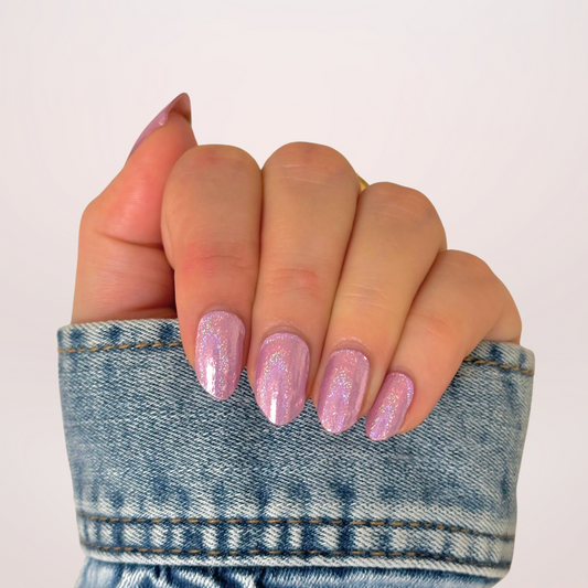 Roze/paarsige gellakstickers met holografische glitters voor een sprankelende manicure met een betoverend effect