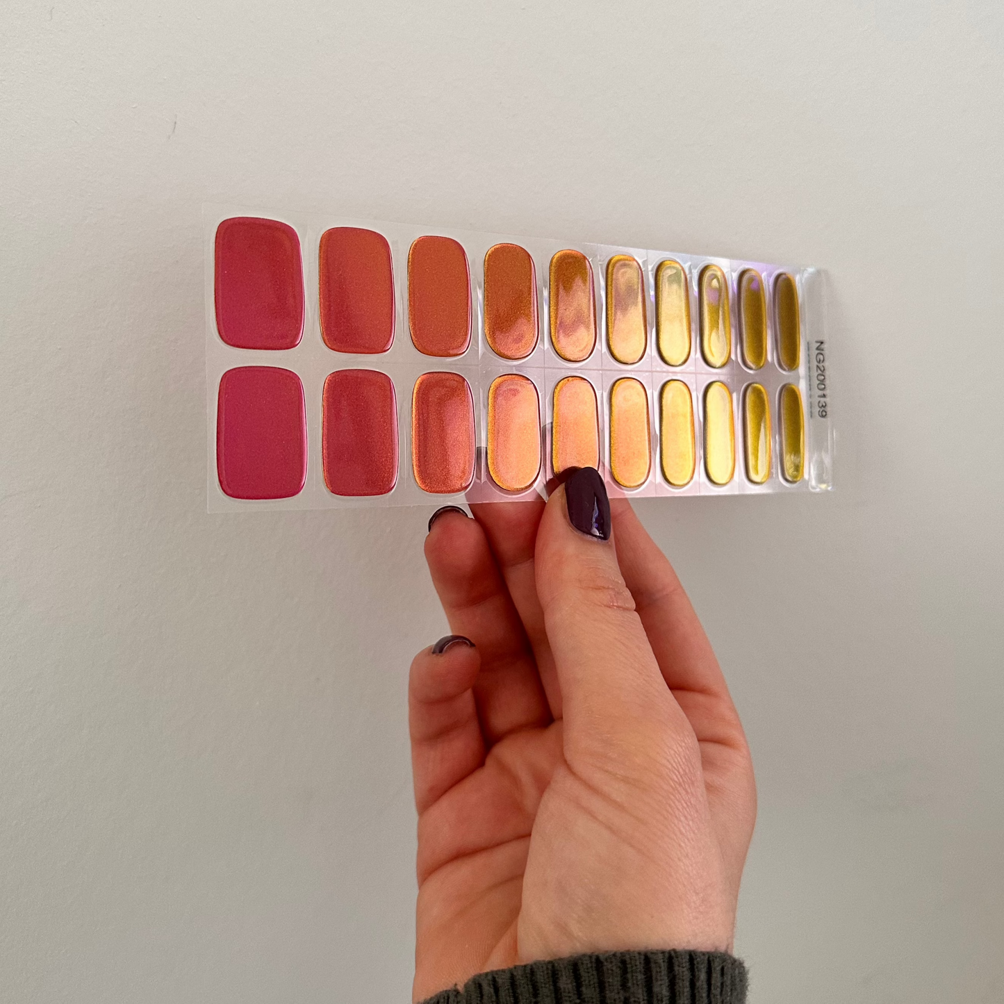 Roze holografische gellakstickers met groenige kleurverschuiving en chrome finish 