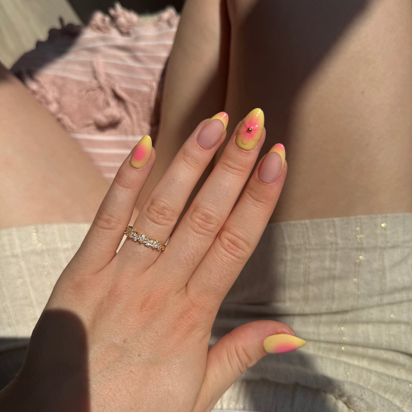 Hand met de tequilla sunrise press-on nagels van BIMA Nails