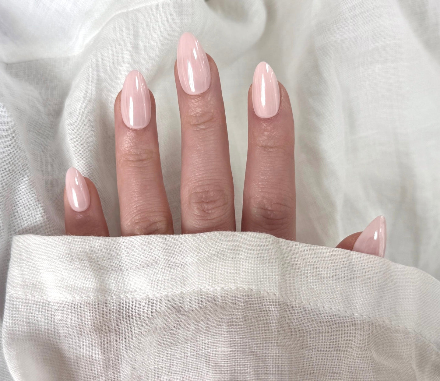 Almond press-ons in een lichte nude kleur met glazed finish
