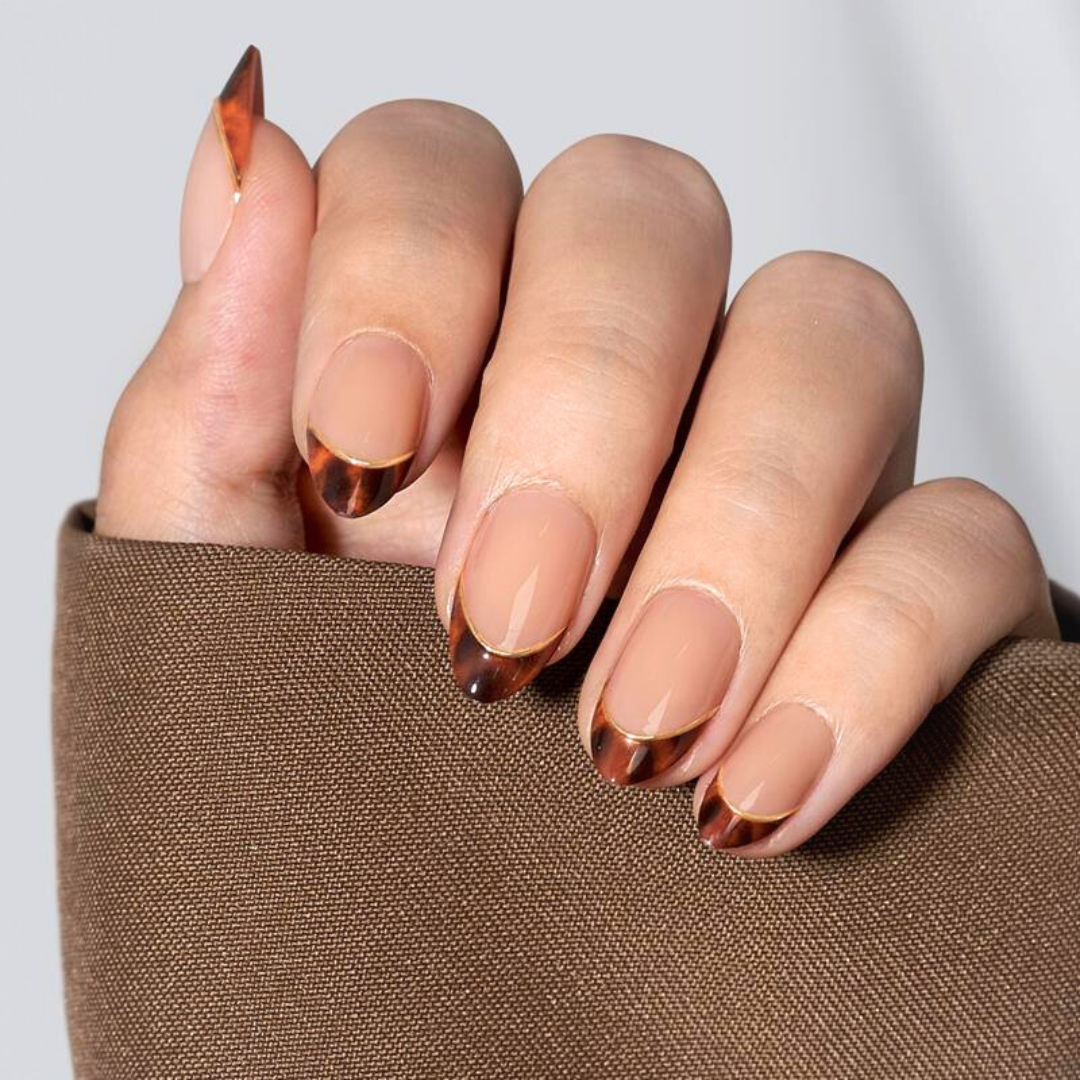 Bruine tortoise tips met een gouden detail press-on nagels.
