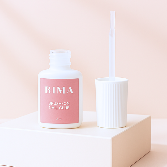 Brush-On Nail Glue met kwast van BIMA Nails, ideaal voor het egaal aanbrengen van press-on nagels.