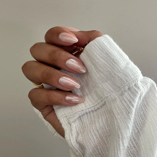 Press-on nagels in short almond vorm in een nude kleur met parelglans finish (Hailey Bieber inspired)