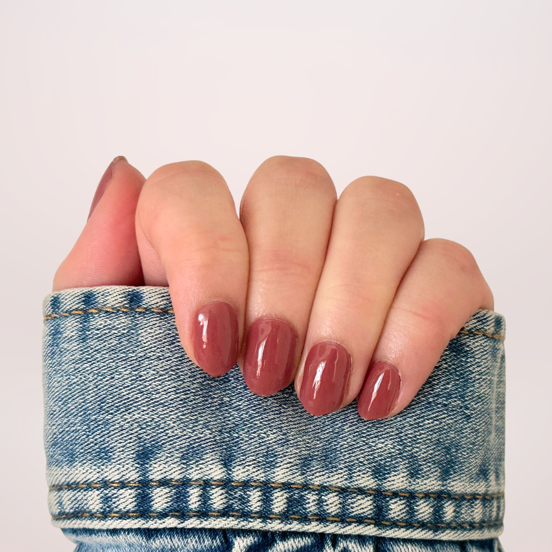 Crimson Clay is een effen kleur gel nagel sticker in de kleur bruin/teraccotta. Een mooie warme diepe kleur, blijft tot 3 weken zitten. BIMA Nails heeft de thuis manicure die je moet proberen.