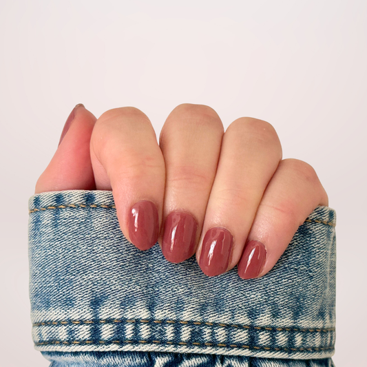 Crimson Clay is een effen kleur gel nagel sticker in de kleur bruin/teraccotta. Een mooie warme diepe kleur, blijft tot 3 weken zitten. BIMA Nails heeft de thuis manicure die je moet proberen.