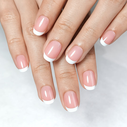 Een french manicure in een extra korte press-on variant in squoval vorm
