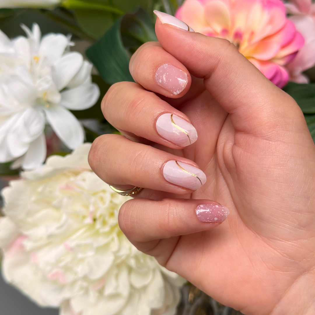 Gold Blush gellakstickers in zachte roze en witte tinten met fijne gouden lijnen en speelse witte spikkeldetails.