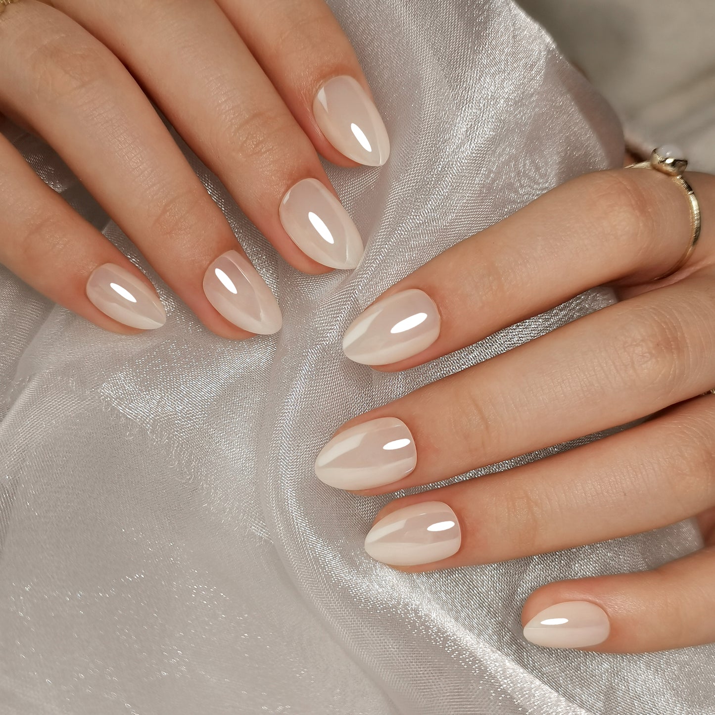 Extra korte press-ons in een almondvormige vorm. Een mooie tijdloze ivory/nude kleur met een mooie glans finish. 