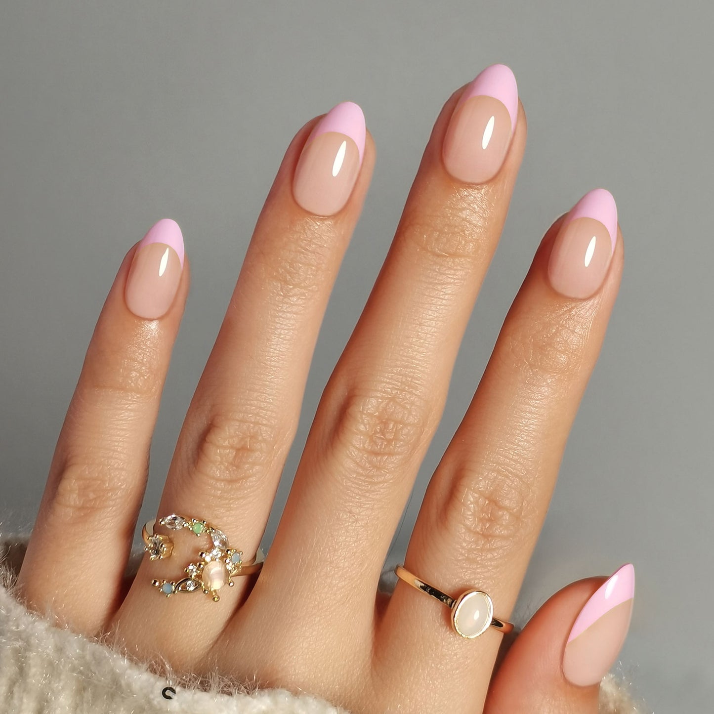 Babyroze French press-on nagels in almond vorm met een natuurlijke nude basis en zachte roze French tip