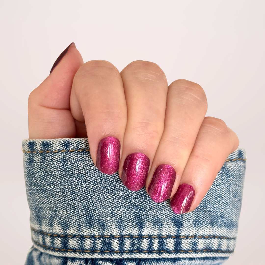 Paars roze glitter gellakstickers met subtiel cat eye effect. Magneta Cat Eye van BIMA Nails