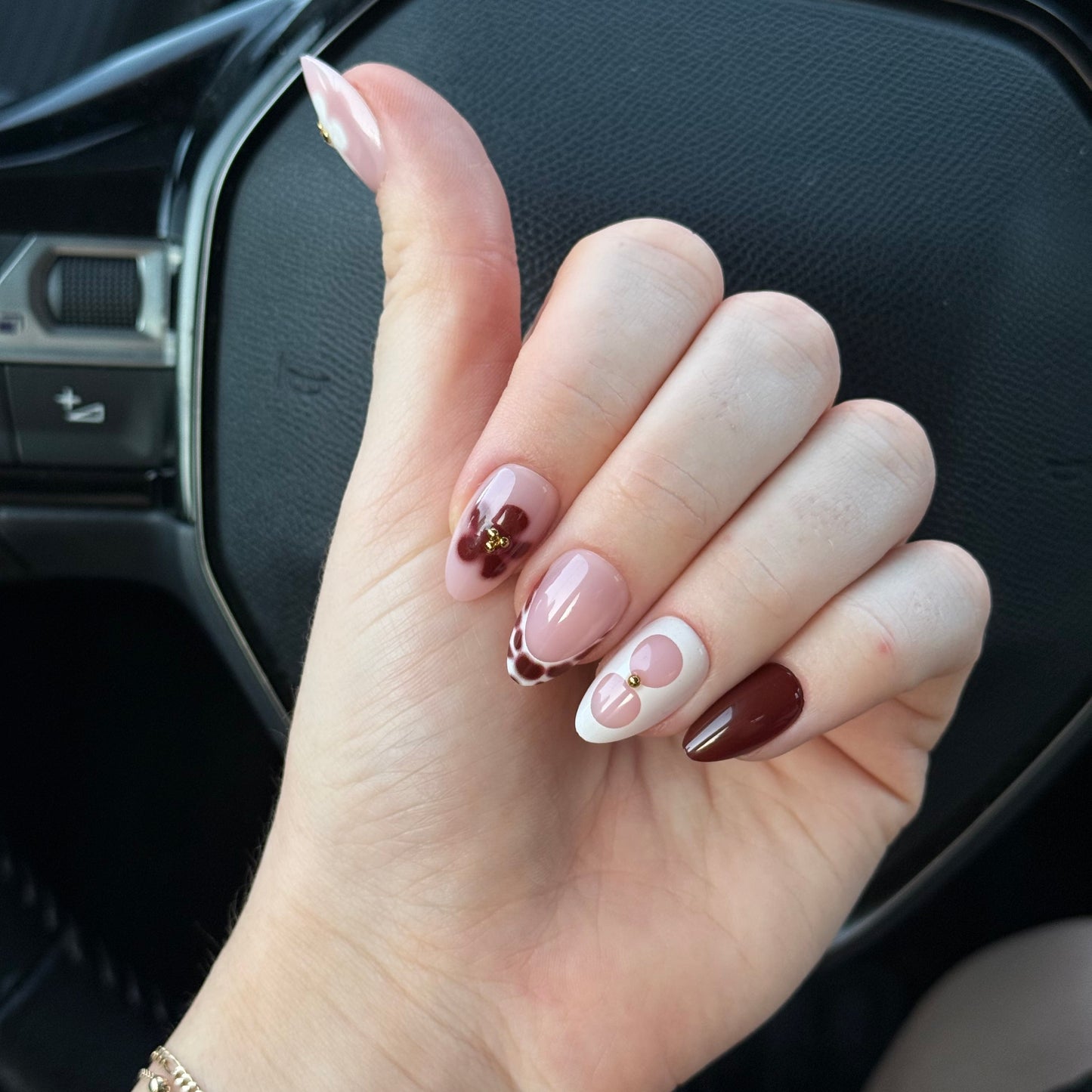 Mocha Bloom Press-On nagels met nude, chocoladebruine en French nail art met bloemen en gouden details.
