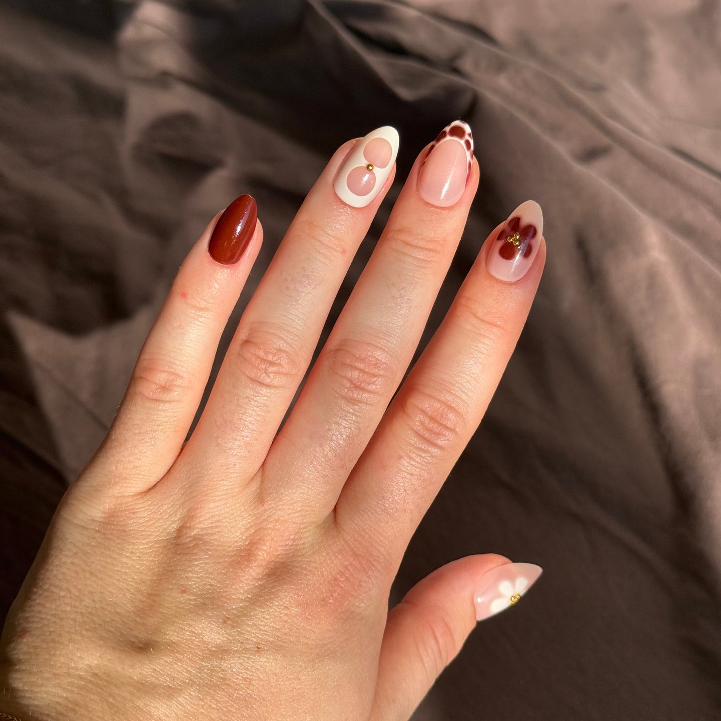 Mocha Bloom Press-On nagels met nude, chocoladebruine en French nail art met bloemen en gouden details.