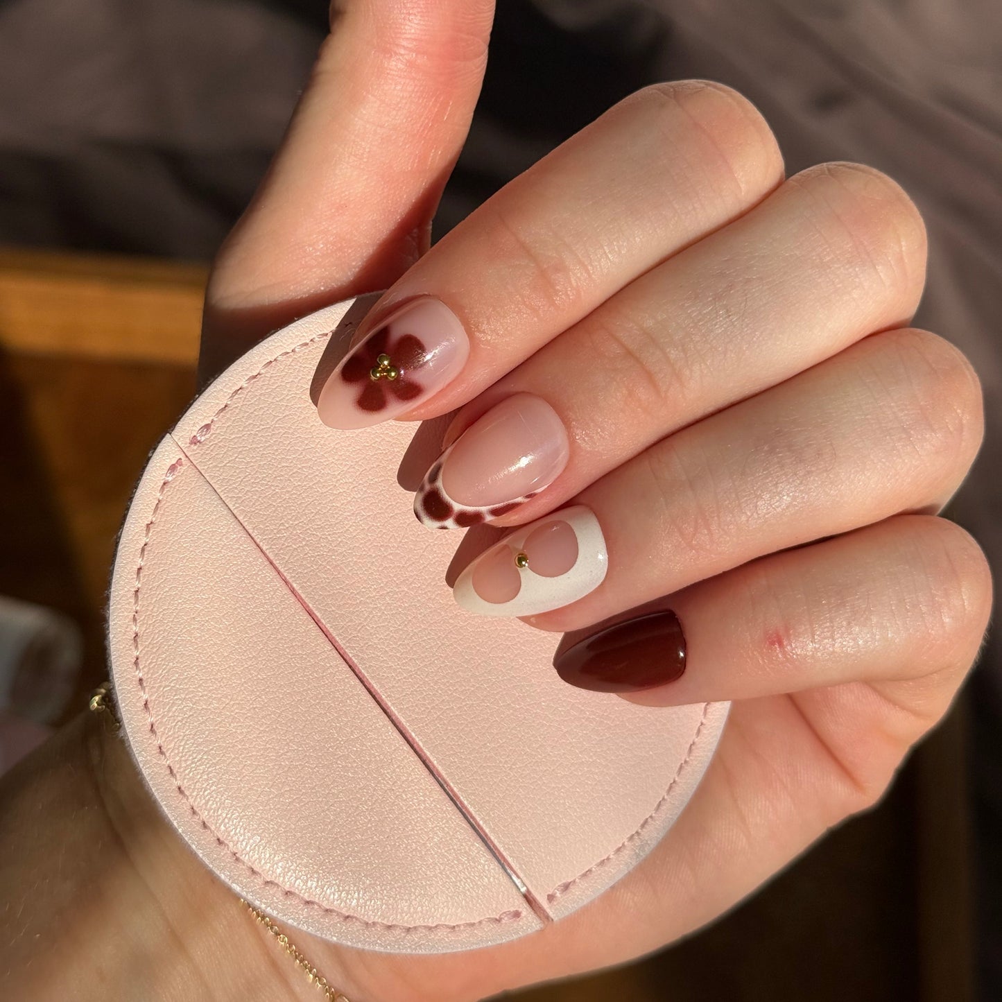 Mocha Bloom Press-On nagels met nude, chocoladebruine en French nail art met bloemen en gouden details.