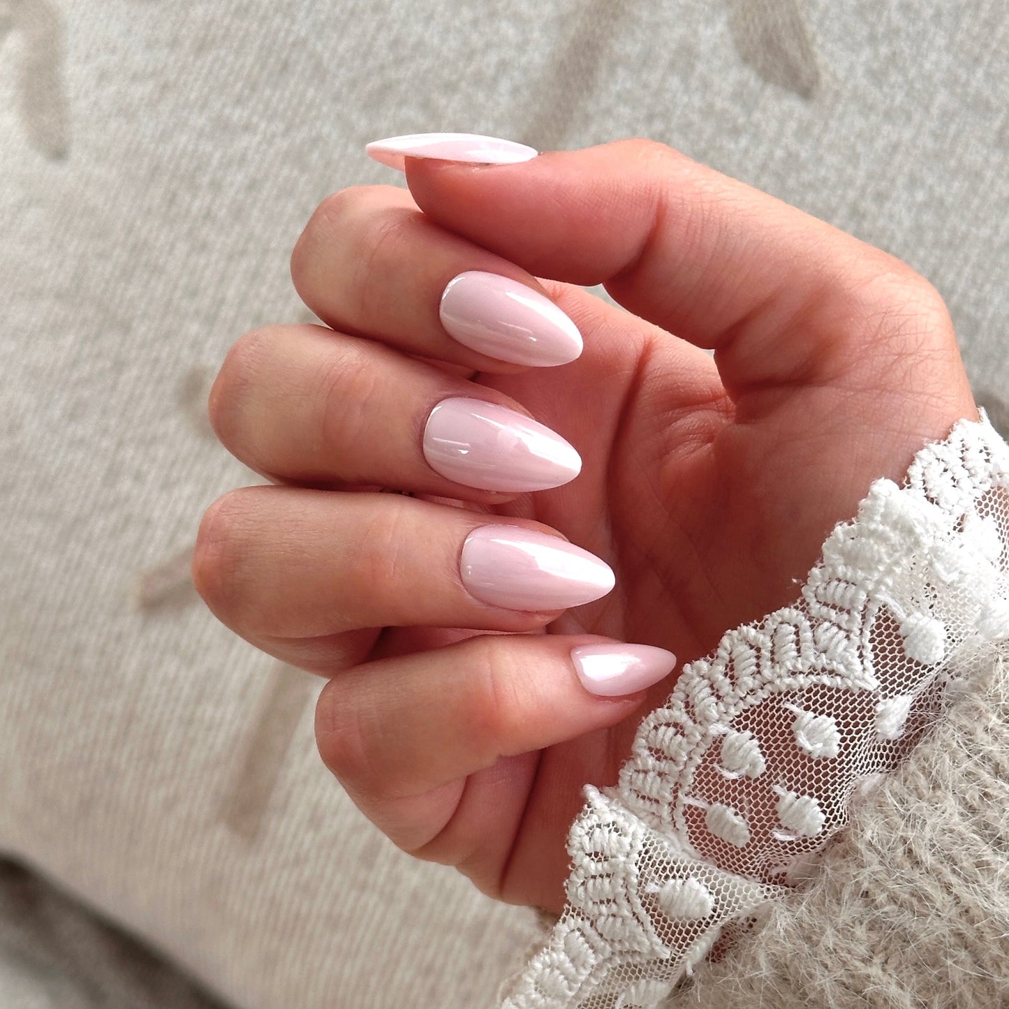 Almond press-ons in een lichte nude kleur met glazed finish