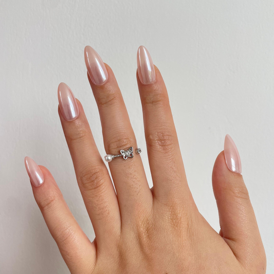 Long almond plaknagels in een nude roze kleur met glazed donut finish 