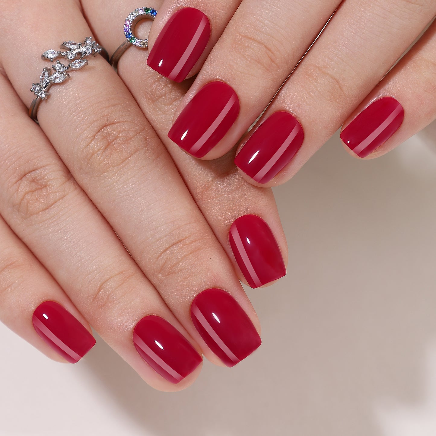 Rode square press-ons op de nagels van BIMA Nails