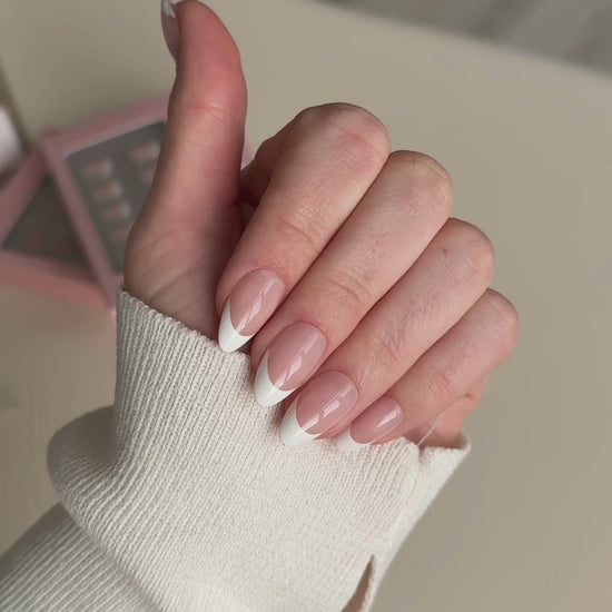 Bewegend beeld van de traditionele french manicure press-ons in almond vorm