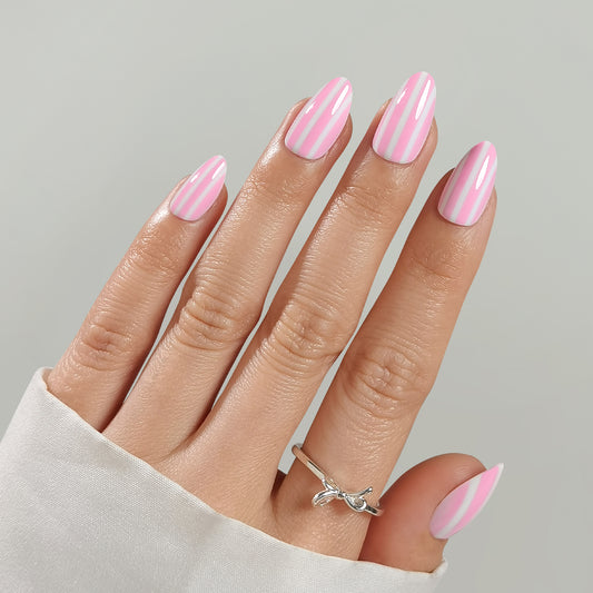 Licht roze met wit gestreepte soft gel press-on nagels in almond vorm 