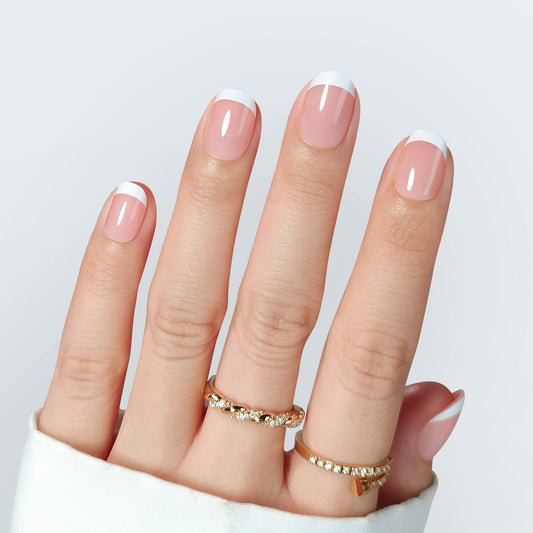Een french manicure in een extra korte press-on variant in squoval vorm