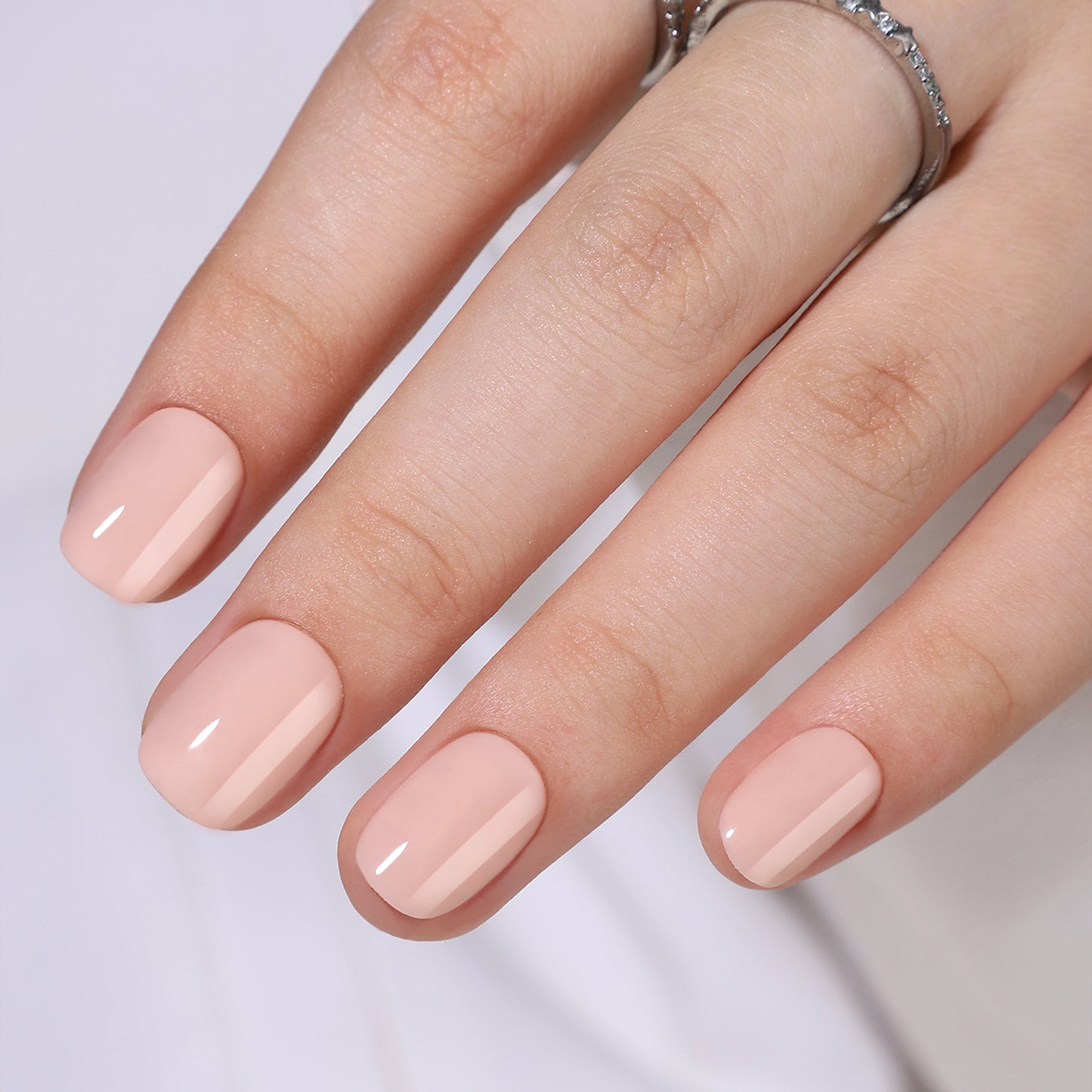 Extra korte press-on nagels in square/oval vom in een nude kleur
