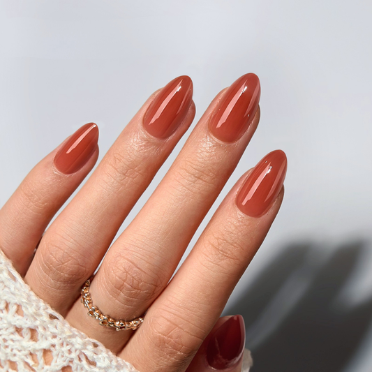 Terracotta Press-On nagels in een warme roodbruine tint met glanzende finish